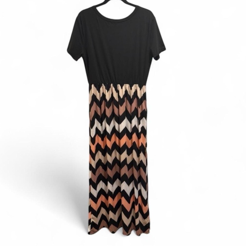 Elegant Black and Chevron Maxi Dress - Picture 8 of 8